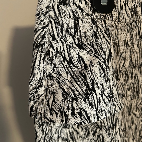 🇨🇦 Judith & Charles black and white pencil skirt with peplum
🍁 Canadian brand 🍁 - Picture 4 of 7